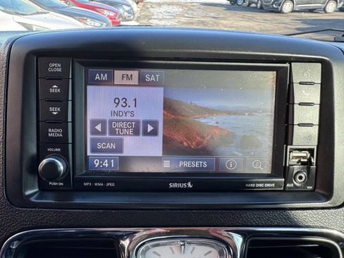 Used 2014 Chrysler Town & Country Touring-L image 20