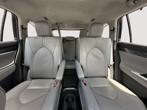 Used 2022 Toyota Highlander Limited FWD image 13
