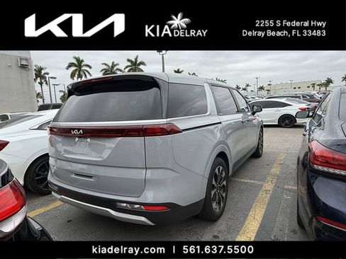 Used 2024 Kia Carnival EX image 3