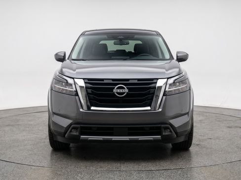 Used 2025 Nissan Pathfinder SV FWD image 2
