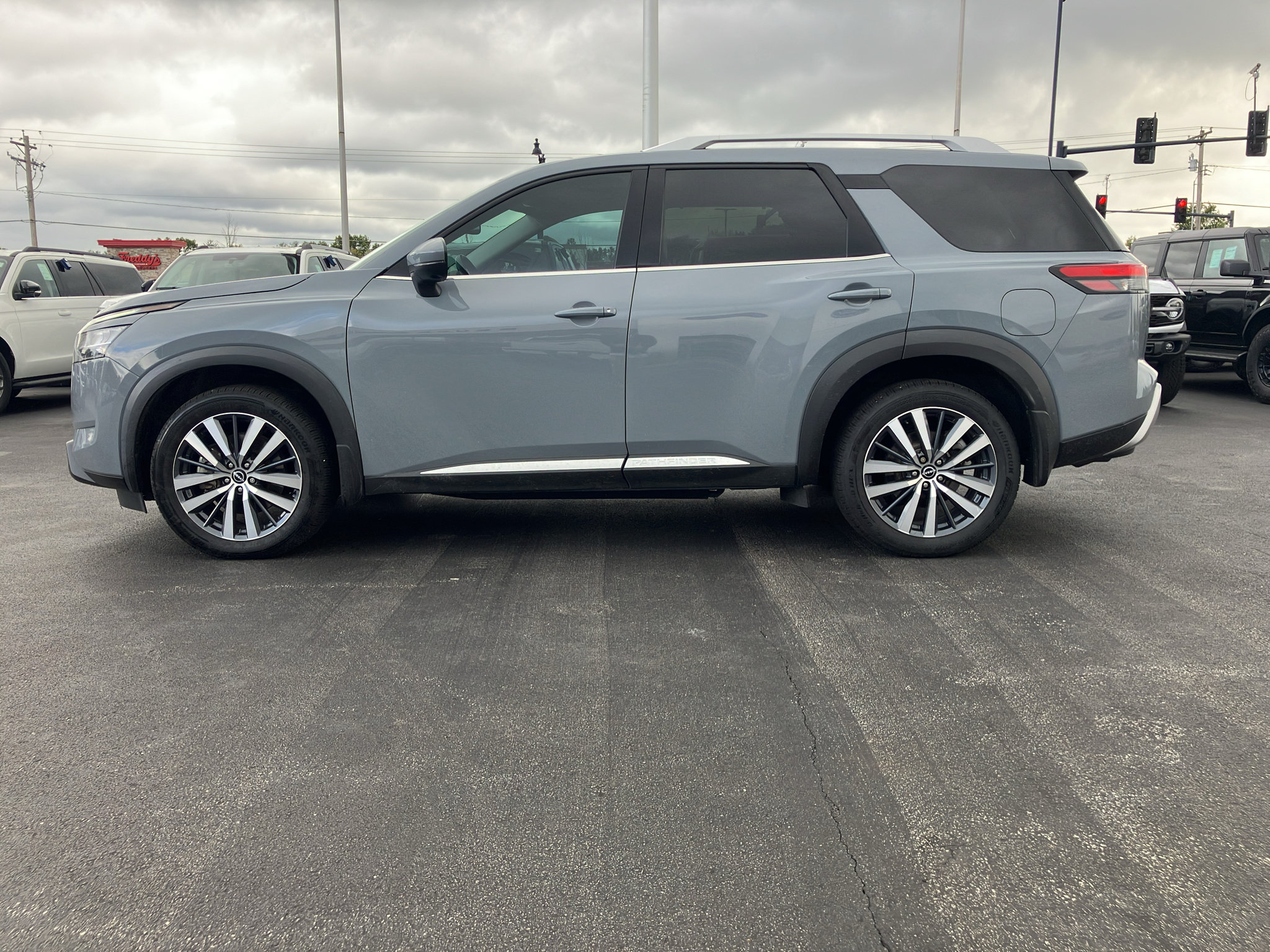 Used 2022 Nissan Pathfinder Platinum w/ Cargo Package AWD/4WD image 3