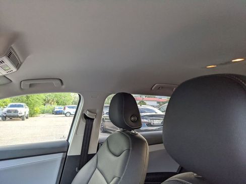 Certified 2023 Volkswagen Taos SE image 9