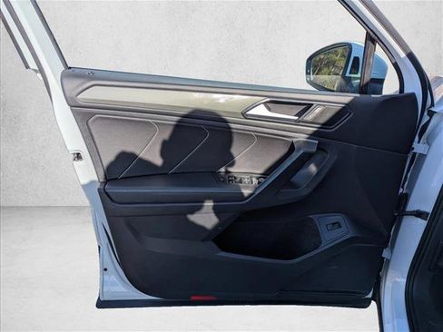 Used 2024 Volkswagen Tiguan SE image 22