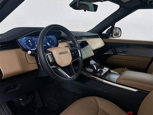 Used 2025 Land Rover Range Rover Sport SE image 9