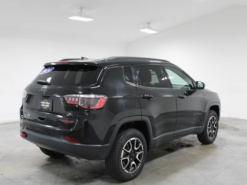 Used 2024 Jeep Compass Trailhawk AWD/4WD image 9