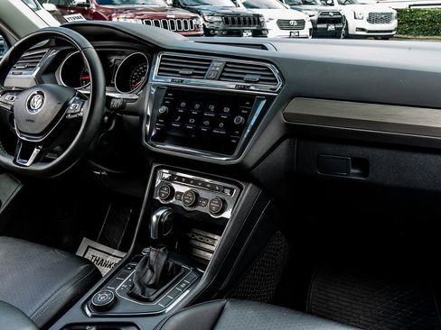 Used 2020 Volkswagen Tiguan SE image 36