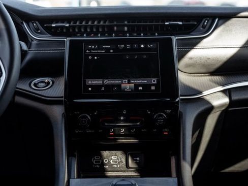 Used 2023 Jeep Grand Cherokee L Laredo image 18