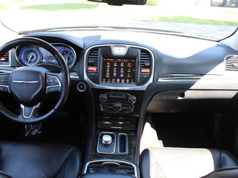 Used 2016 Chrysler 300 C AWD/4WD image 33