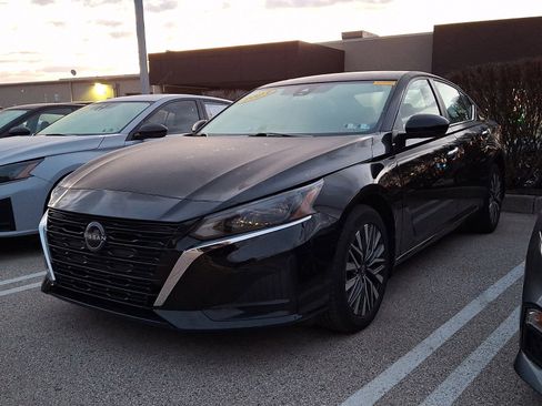 Used 2023 Nissan Altima 2.5 SV w/ SV Premium Package image 3