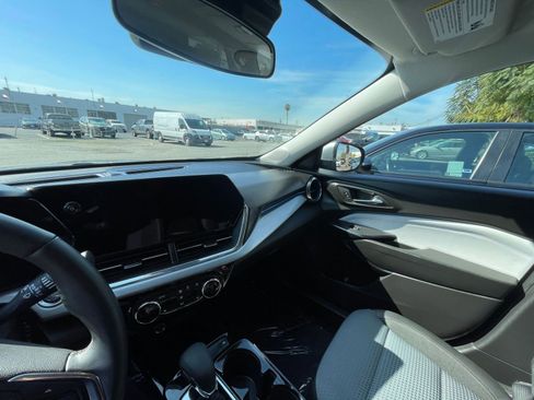 Used 2025 Chevrolet Trax LT w/ LT Convenience Package image 36