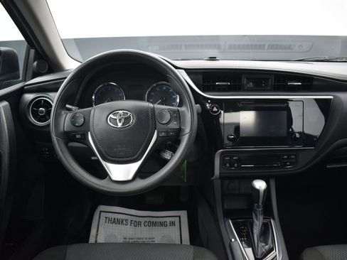 Used 2018 Toyota Corolla LE FWD image 14