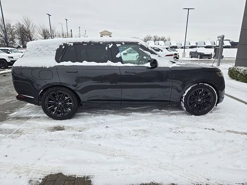 Used 2024 Land Rover Range Rover Long Wheelbase Autobiography image 4