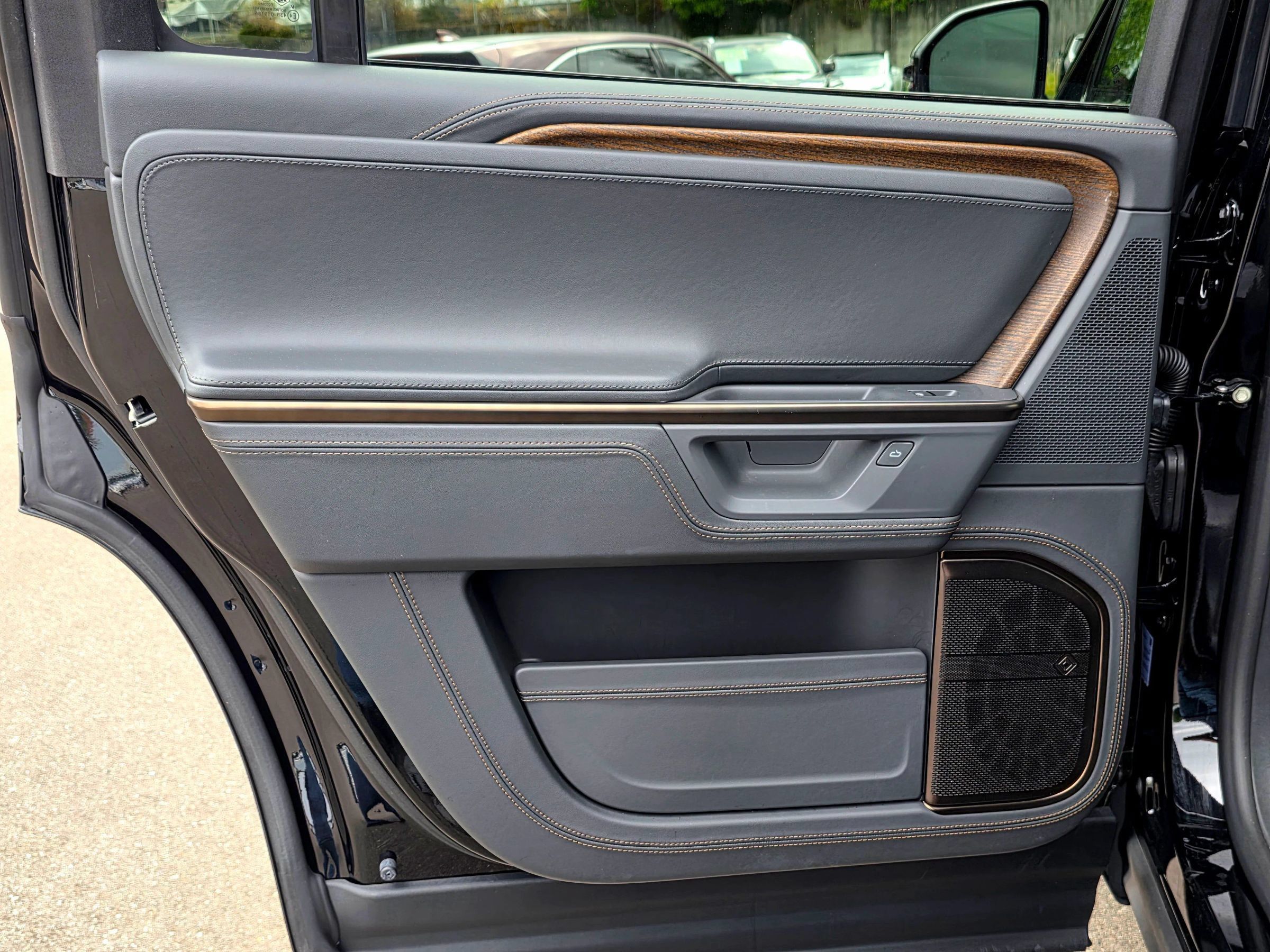 Used 2025 Rivian R1S Premium Dual AWD/4WD image 44