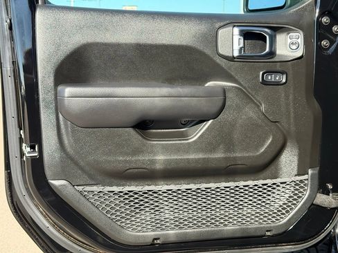 Used 2025 Jeep Wrangler Unlimited Rubicon w/ Convenience Group AWD/4WD image 24