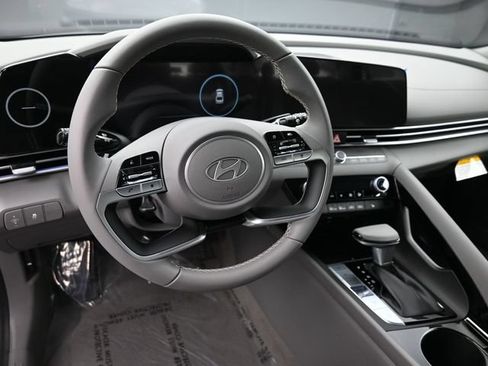 Used 2025 Hyundai Elantra SEL FWD image 17