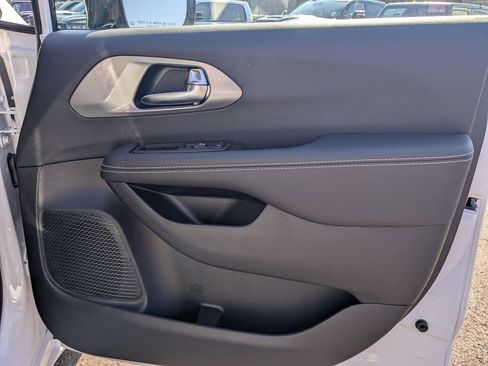 New 2026 Chrysler Pacifica Select image 17