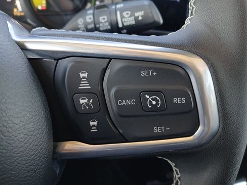 Used 2025 Jeep Wrangler Sahara image 35