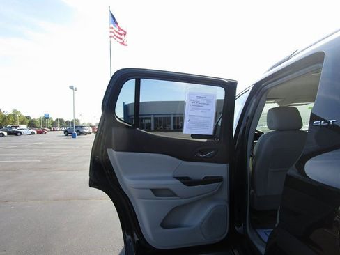 Used 2023 GMC Acadia SLT image 18