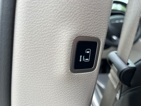 Used 2023 Chrysler Pacifica Touring-L FWD image 25