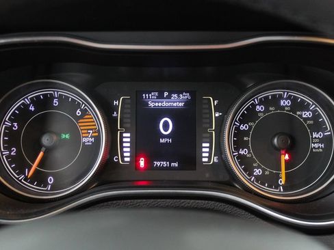 Used 2020 Jeep Cherokee Latitude Plus FWD image 32
