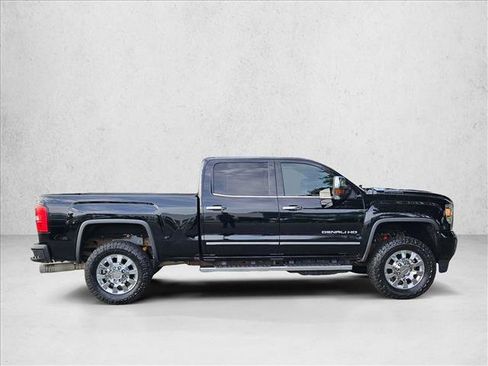 Used 2018 GMC Sierra 2500 Denali w/ Duramax Plus Package AWD/4WD image 4