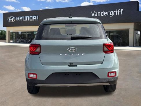 Certified 2025 Hyundai Venue SE image 8