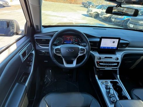 Used 2022 Ford Explorer XLT w/ Equipment Group 202A image 6