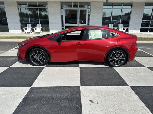 Used 2025 Toyota Prius XLE image 1