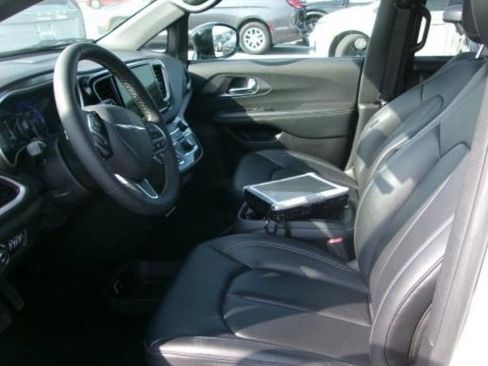 Used 2025 Chrysler Pacifica Select FWD image 3
