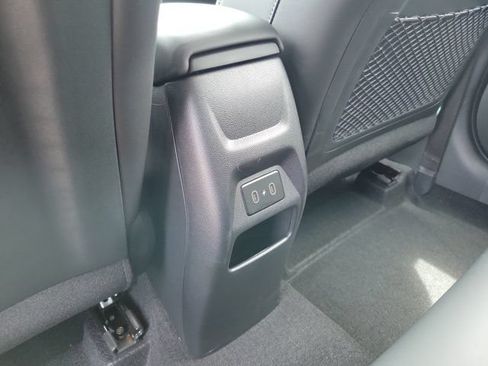 Used 2025 Hyundai Venue Limited FWD image 11