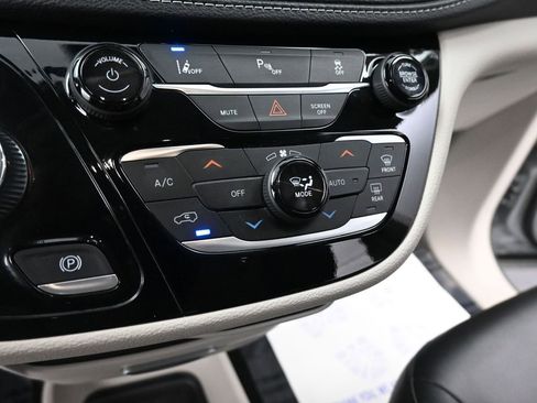 Used 2024 Chrysler Pacifica Limited FWD image 38