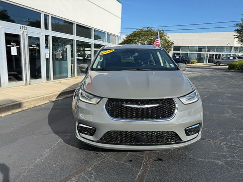 Used 2022 Chrysler Pacifica Touring-L w/ Uconnect Theater Family Group FWD image 6