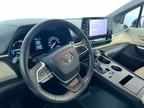 Used 2021 Toyota Sienna XLE FWD image 28