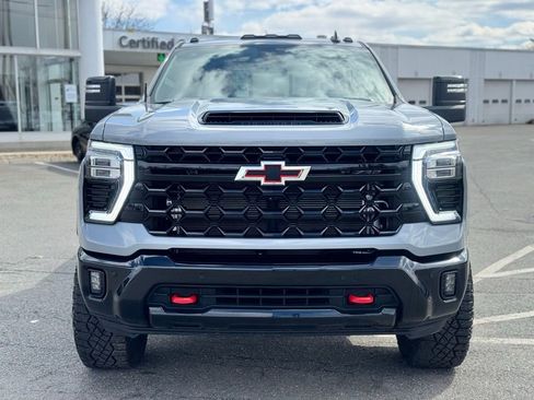 Used 2025 Chevrolet Silverado 2500 ZR2 w/ Technology Package image 9