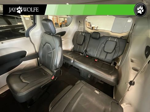 Used 2017 Chrysler Pacifica Touring-L FWD image 22