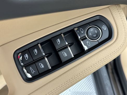 Certified 2025 Porsche Macan image 13