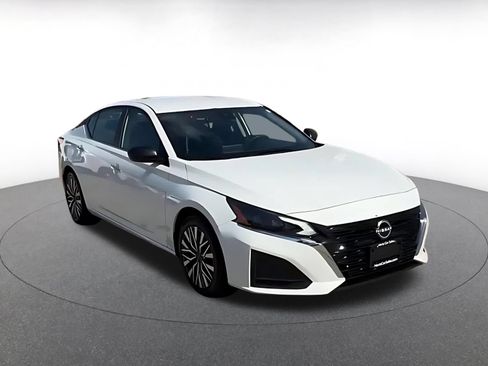 Used 2025 Nissan Altima 2.5 SV FWD image 3