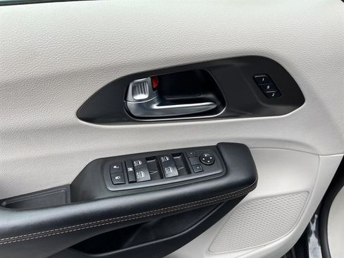 Used 2020 Chrysler Pacifica Touring-L Plus w/ Advanced Safetytec Group FWD image 18
