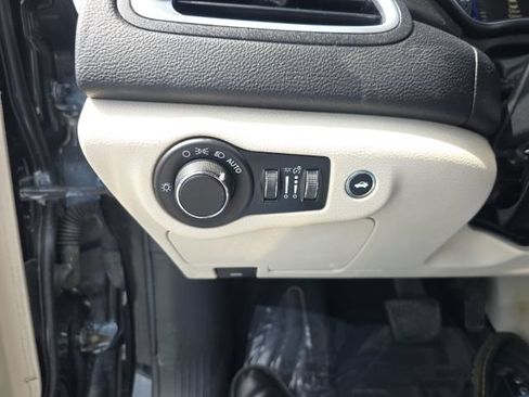Used 2016 Chrysler 200 Limited FWD image 15