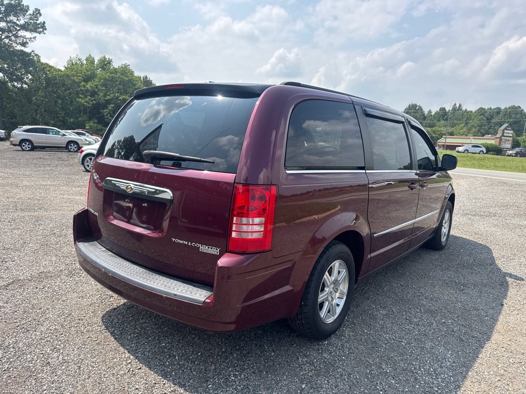 Used 2009 Chrysler Town & Country Touring FWD image 10