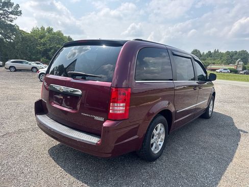 Used 2009 Chrysler Town & Country Touring FWD image 10