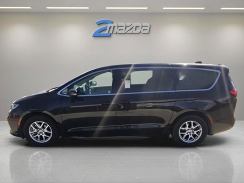 Used 2023 Chrysler Pacifica Touring-L image 2