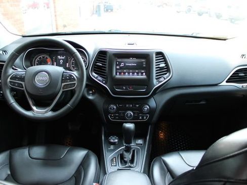 Used 2019 Jeep Cherokee Latitude Plus w/ Cold Weather Group AWD/4WD image 40