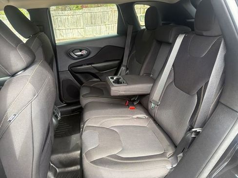 Used 2015 Jeep Cherokee Latitude w/ Cold Weather Group FWD image 16