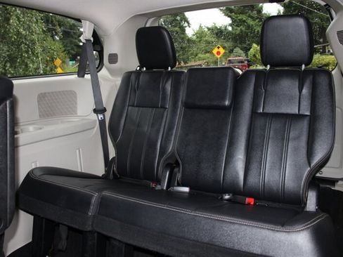 Used 2014 Chrysler Town & Country Touring FWD image 18