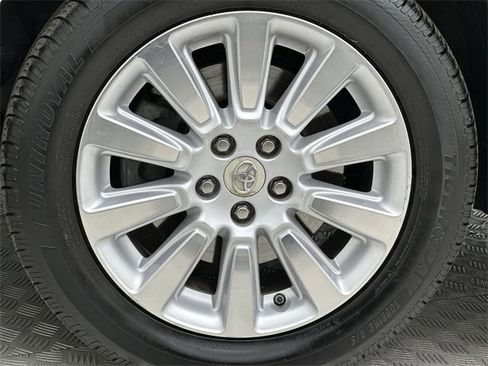 Used 2011 Toyota Sienna XLE w/ Premium Pkg image 10