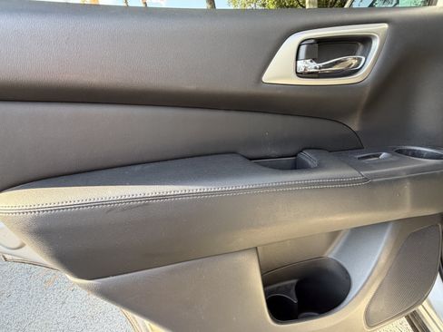 Used 2017 Nissan Pathfinder Platinum AWD/4WD image 30