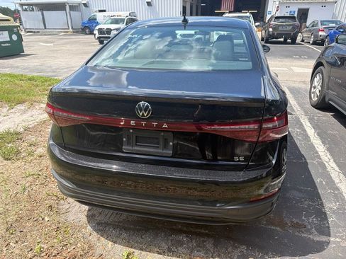 Used 2025 Volkswagen Jetta SE FWD image 9