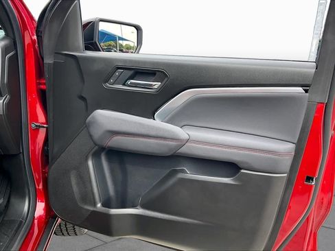 Used 2025 Chevrolet Colorado Z71 w/ Technology Package AWD/4WD image 21