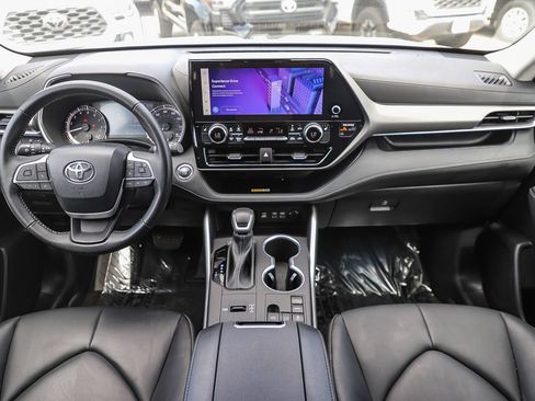 Used 2023 Toyota Highlander XLE FWD image 12